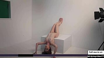 Watch this stunning blonde pose nude, teasing deepthroat in photoshoot