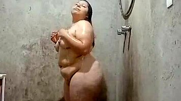 Chubby latina wife scoops thick cum from her dripping pussy