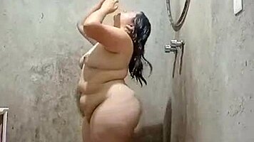 Chubby latina wife scoops thick cum from her dripping pussy
