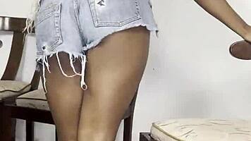 Vicky menage shakes her sexy brazilian ass rebolando gostoso naturally