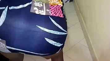 shaking that juicy ebony teen ass under tight skirt 😍🍑