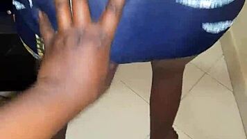 shaking that juicy ebony teen ass under tight skirt 😍🍑