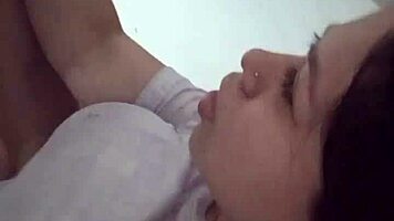 no hagas ruidos raros o nos pillan follando en el baño