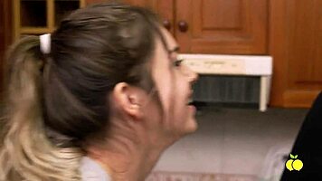 hubby too cheap so i tip the neighbor with deepthroat