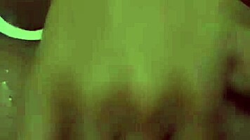 paja latina negra en la bañera masturbando sus tetas y coño mojado