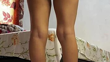 ¡Mexicana Tetona Alexia Muestra Curvas en Minifalda!