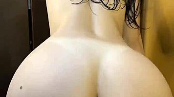 Fresh shower college amateur spreads for steamy dorm fun