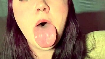 hey check this teen's sloppy messy blowjob 😜💦