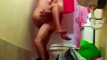 culiando en el baño con esta latina cachonda y jugosa