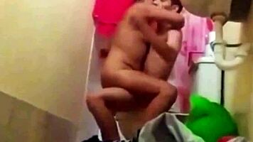 culiando en el baño con esta latina cachonda y jugosa