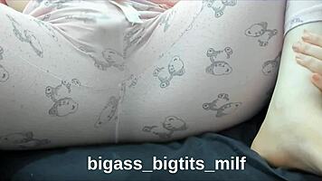 Curvy amateur masturbates solo at home