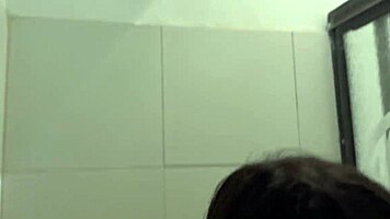 mi hermanastra se ducha con la puerta abierta