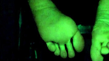 Danifeetxxx shows her feet in fetish play