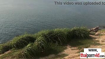 Amateur thai teen gives quick outdoor beach action