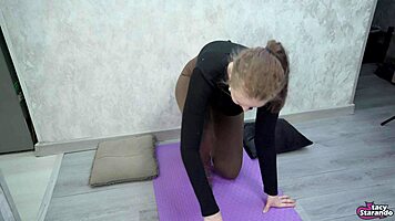 Sweaty splits facesitting mistress uses slaves tongue