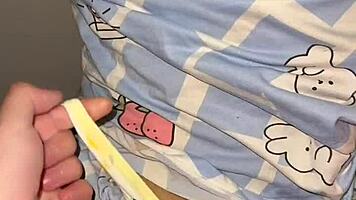 Compartiendo cama con hermanastra a escondidas de sus padres