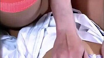 La hijastrastra de antonio era una joven inocente que apenas ten�a experiencia en el sexo pero �l estaba dispuesto a ense�arle todo lo que sab�a
