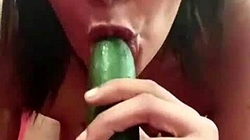 Arabe caliente y adicta a su vagina