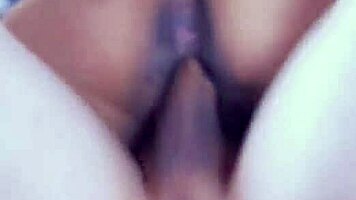amiga golosa se escapa de la fiesta para saltar sobre la verga de su novio