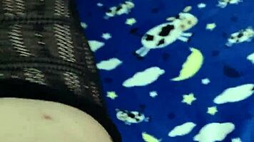 Nalgona natural se folla a jovencito de pija chica