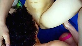 가장 섹시한 대학생 여자 침대로 데려와서 격렬하게 딥스로트