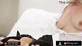 Milf con antojo emocional por hijastra mientras marido ve película