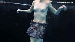 הליכה מתחת למים של אדריאנה הזונה! כל כך חמה! 🔥