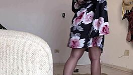 هي، تريد رؤيتها تخرج من الحمام؟ مسجلة بكام مخفي!