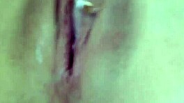 アマティーン18+の小さなマンコがクローズアップで潮吹き！超熱いアクション！🔥