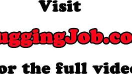 צעירה נהדרת מושכת זין בפוב בחוץ