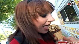 Teen holka s malými prsama dostává výstřik do kundičky! 😜