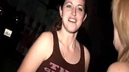 Hey, willst du sehen, wie diese schmutzige Studentin junge Frau gefickt wird, während andere zusehen?