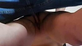 Usando jugo de coño de chica 18+ para follar su culo apretado.