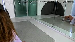 Grosse Natasha Fank montre ses skills acrobatiques.