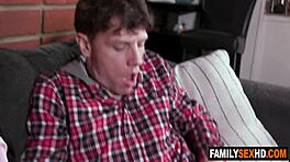 Παράξενος αδερφός μπαίνει κρυφά στο δωμάτιο της αδερφής του για να τη γαμήσει σκληρά