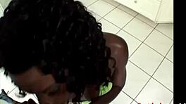 Kuplaperseinen musta tyttö houkuttelee kurveillaan. Hän käsittelee isoa kyrpää taitavasti kuumassa sekarotuisessa leikissä.