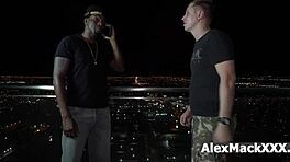 Mini Stallion hart von zwei geilen Freundinnen in wildem interracial Action