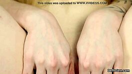 Hé, regarde cette adorable jeune 18+ se doigter le trou juteux jusqu'à jouir fort !