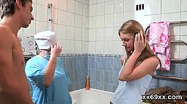 الطبيب فحص غشائي ثم عجن جسدي العذري بقوة