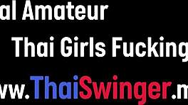 娇小18+亚洲骚货说，“给我跳舞，然后吸我硬鸡巴！”