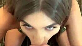 La mia fidanzata stuzzica mentre succhia il cazzo del mio cugino acquisito