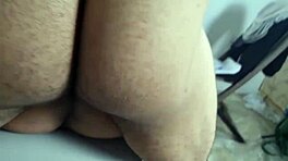 Hej, chceš vidět tuhle tlustou krasavici, jak polyká sperma od dvou velkých chlapů?