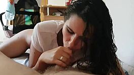 Seksi ruskeatukkainen syväimuroi valtavan kyrvän ja nuolee munat sotkuiseen sperma-lopetukseen suuhun