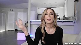 Hé Lexi Lore, miért lopakodsz Aiden Ashley-re, aki szívja a mostohatestvéred farkát? Geil leszel és simogatod magad?