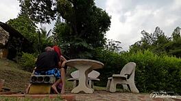 Genç çiftler tatilde dışarıda ateşli seks yapıyor