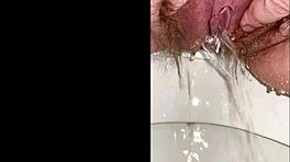 오줌 일기 알림! 털 많은 틴 18+ 여자가 화장실에서 하얀 허벅지에 오줌 뿌려.