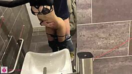 Yaşlı adam alışveriş merkezindeki halka açık tuvalette 18 yaşındaki gençle seks yapıyor