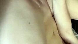 Teen 18+ s prilepenými bradavkami hrá sa s veľkým dildom v divokej sexuálnej nahrávke. Blondínka bomba s veľkými cicmi dosahuje intenzívny orgazmus.