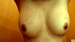 일본 비치가 보지 핥기 전에 소파에서 세게 박혀