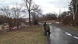 في الحديقة، شابة بنية صدر صغير تتجنن مع رجل أكبر! 😜